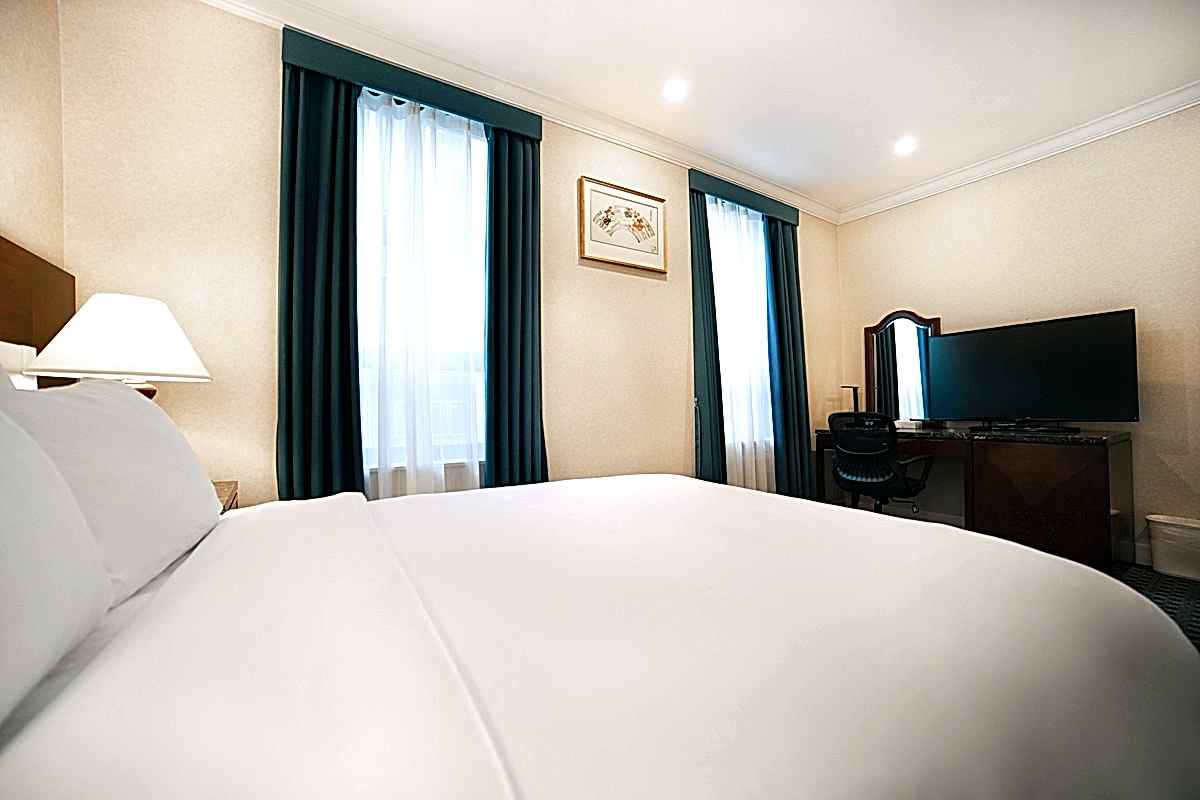 CITY VIEW - 1 QUEEN BED