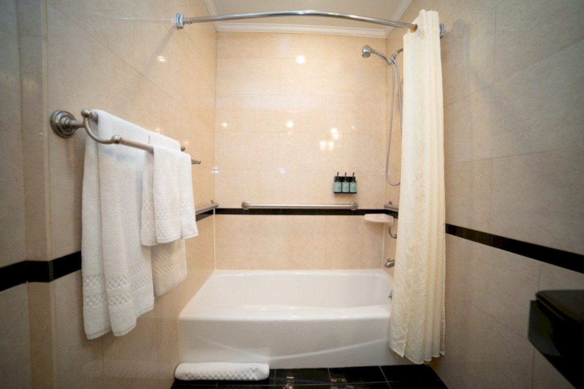 CITY VIEW - ACCESSIBLE - 2 QUEEN BEDS