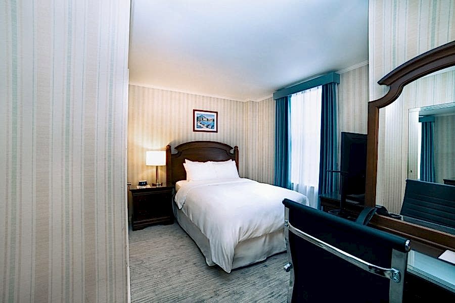 HIGH FLOOR - 1 FULL BED