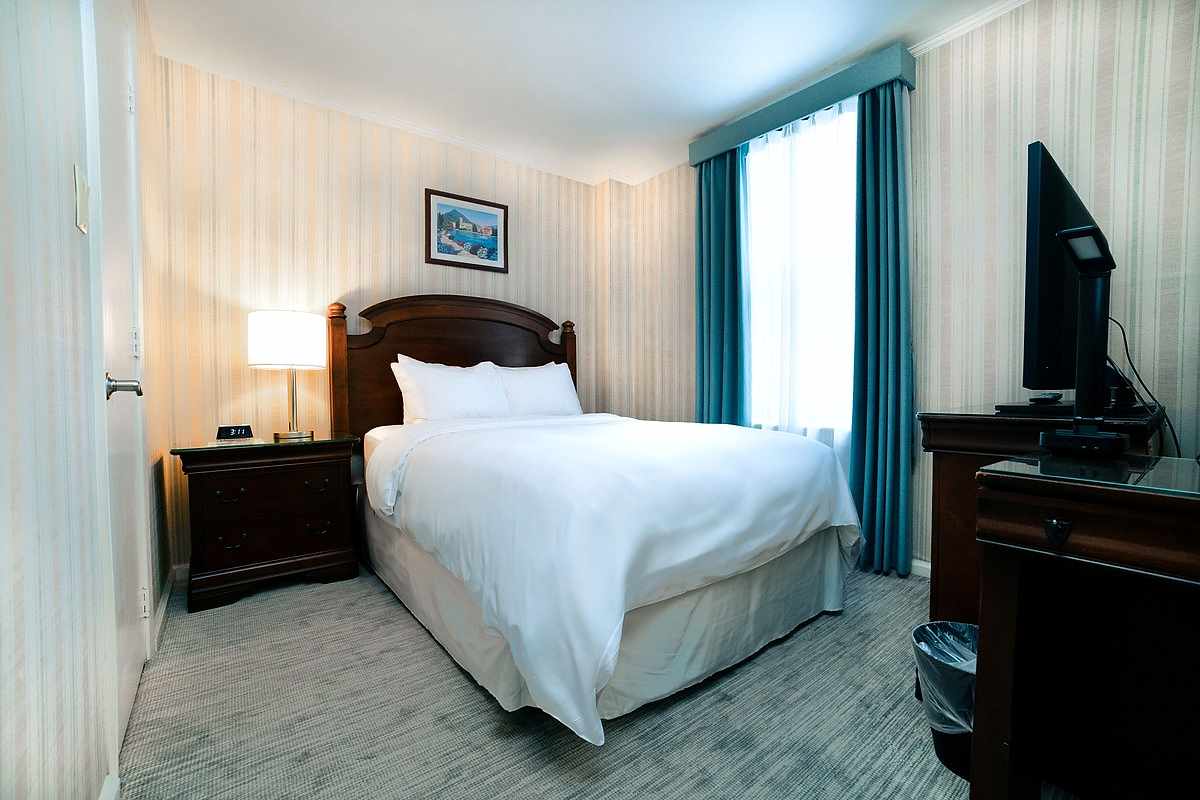 HIGH FLOOR - 1 FULL BED