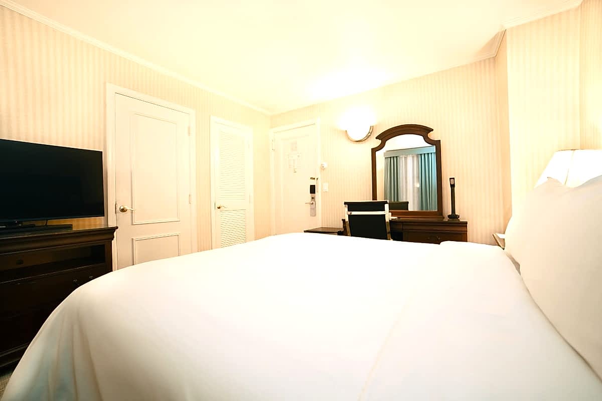 HIGH FLOOR - 1 QUEEN BED