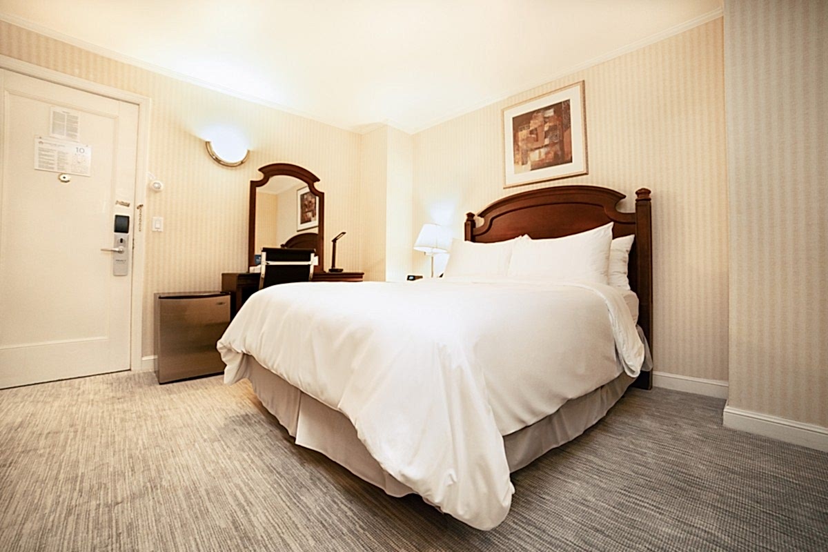 HIGH FLOOR - 1 QUEEN BED