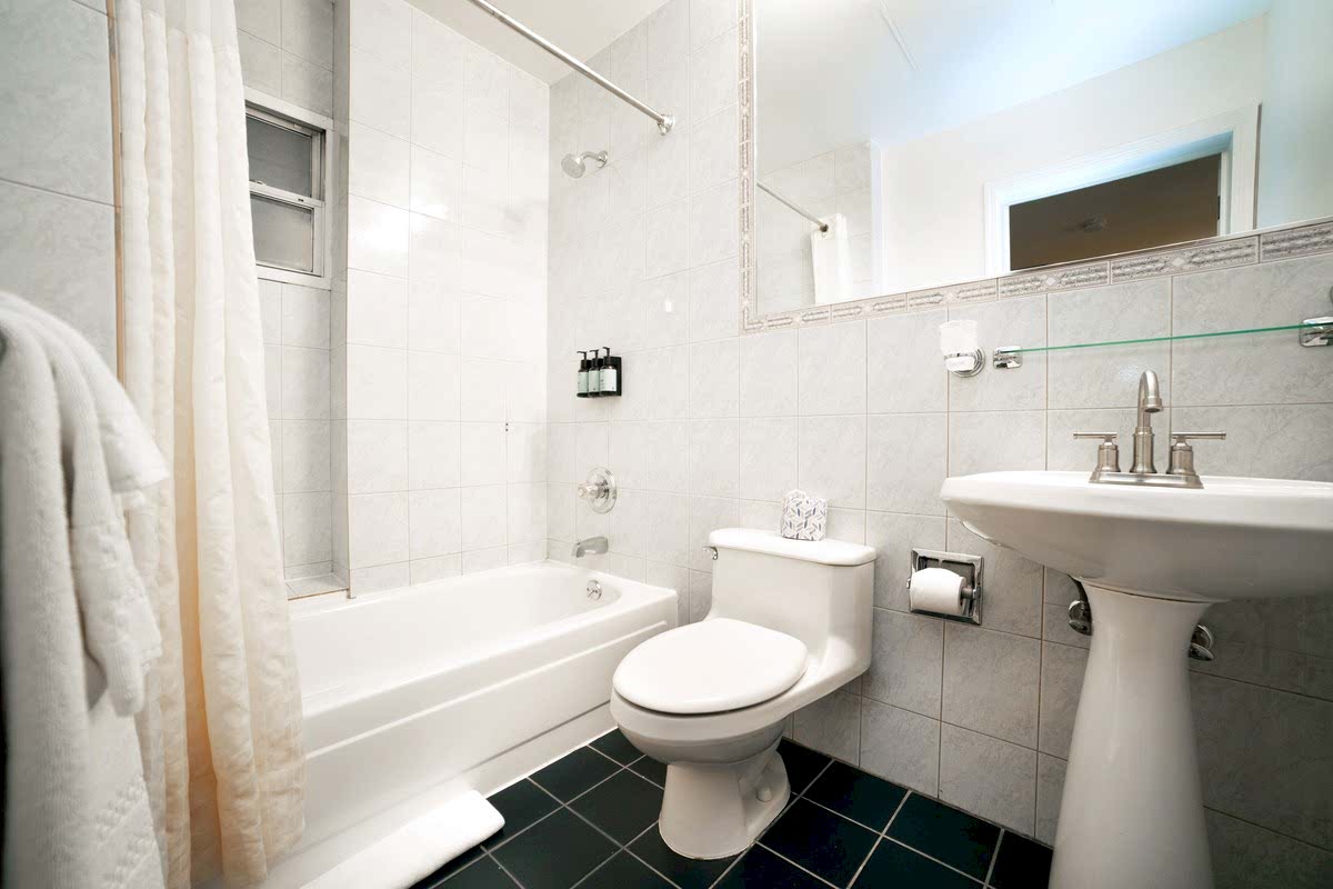 HIGH FLOOR - 1 QUEEN BED