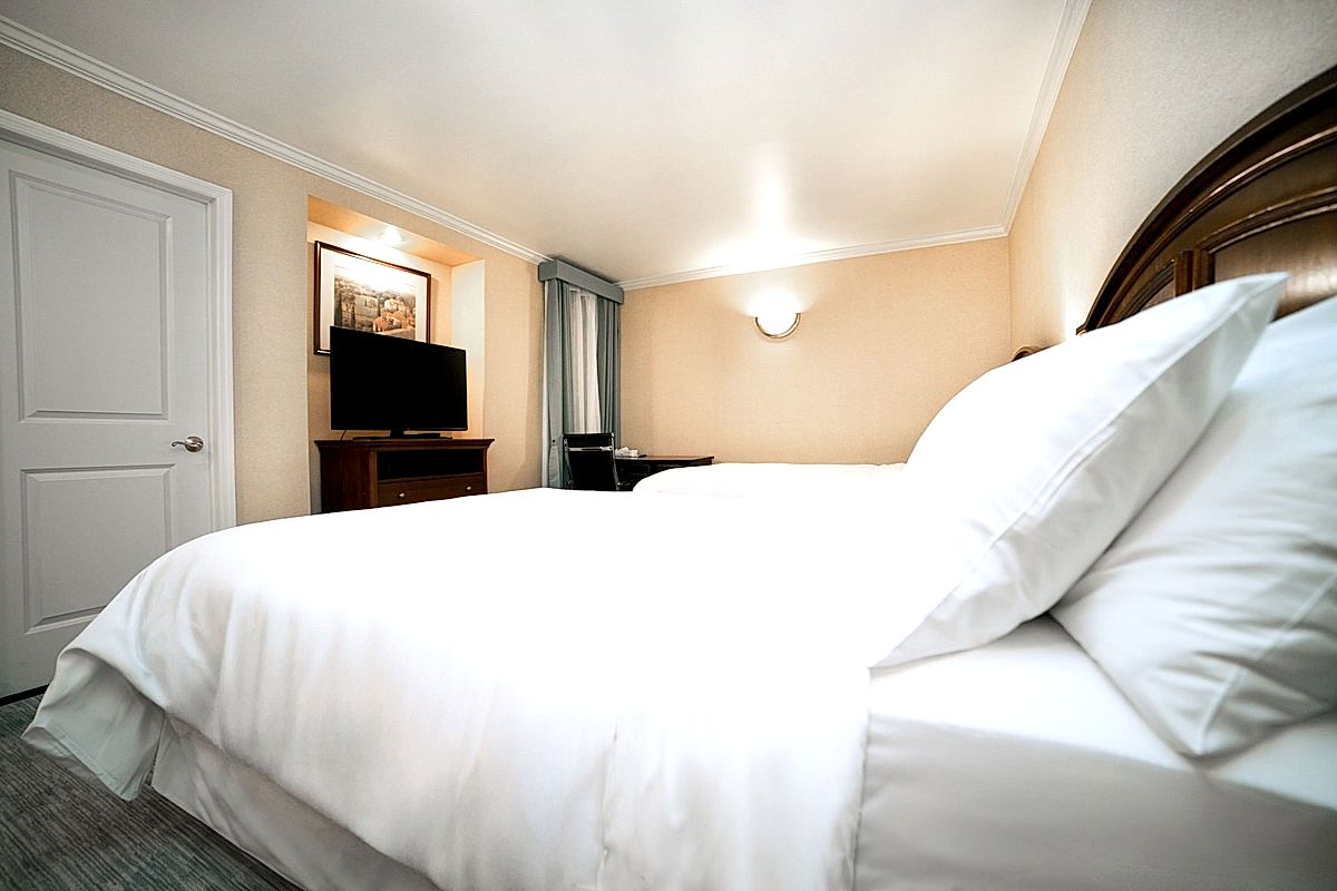 HIGH FLOOR - 2 FULL BEDS