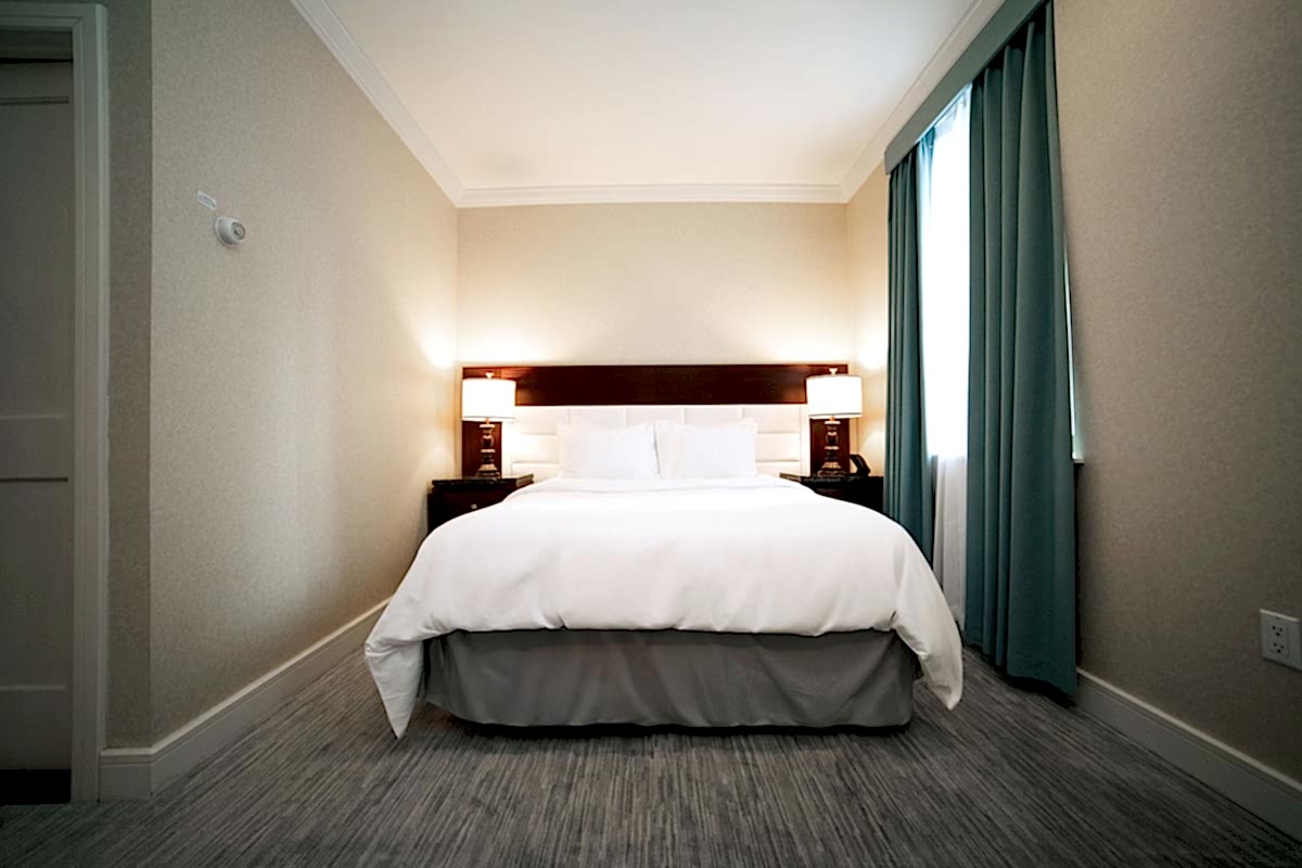 HIGH FLOOR - CITY VIEW - 1 QUEEN BED