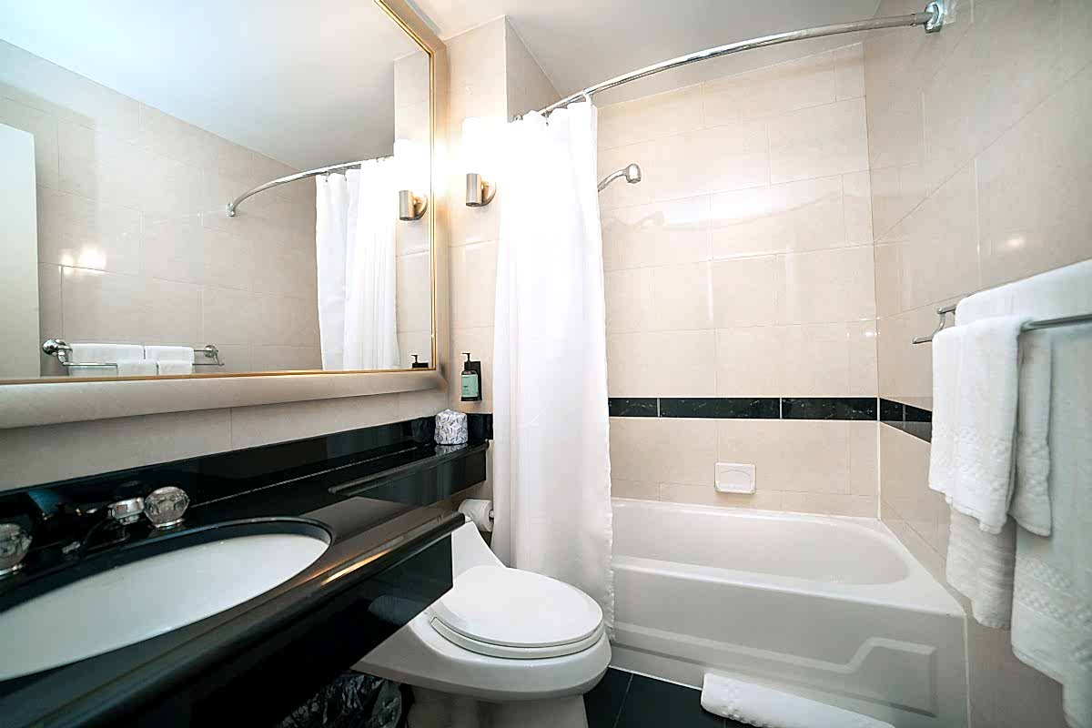 HIGH FLOOR - CITY VIEW - 1 QUEEN BED